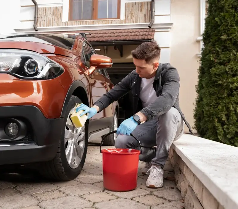 Lavage auto à domicile Mornand-en-Forez : professionnel intervenant sur un véhicule